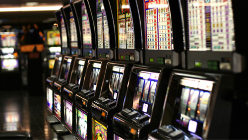 new-york-man-punches-slot-machine-for-1500-in-damage