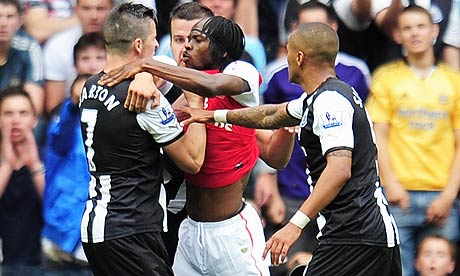 Joey Bartomn clashes with Gervinho