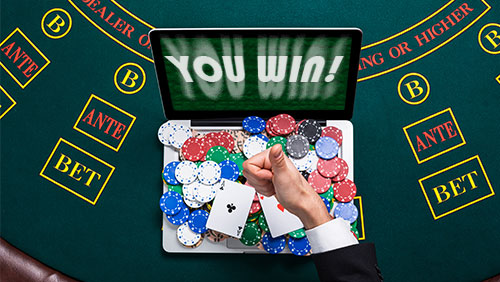 How can online poker rooms communicate better with their customers?