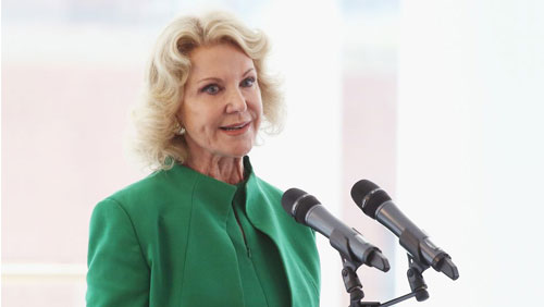 Elaine Wynn campaigns to oust Wynn director