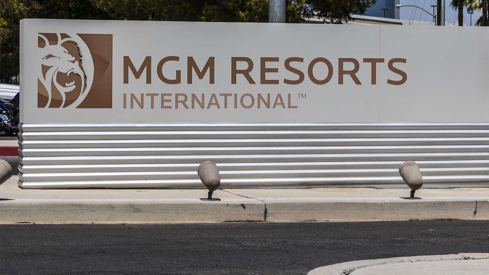 MGM to offer $1 billion in senior notes to pay down debt