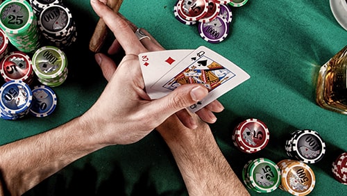 Pemain poker memegang kartu 