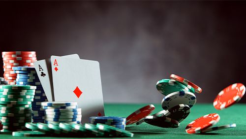 meja poker dengan chip