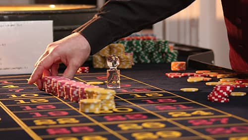 Setting up chips on a casino table